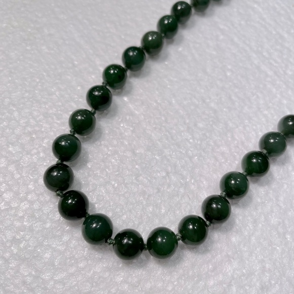 Jade Chocker Necklace With 14k Gold Clasp Lock - Picture 2 of 8
